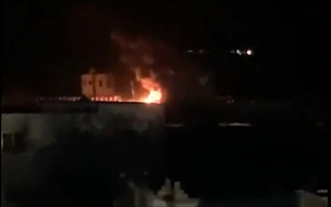 انفجار ضخم يستهدف مطار عتق في محافظة شبوة اليمنية (فيديو)