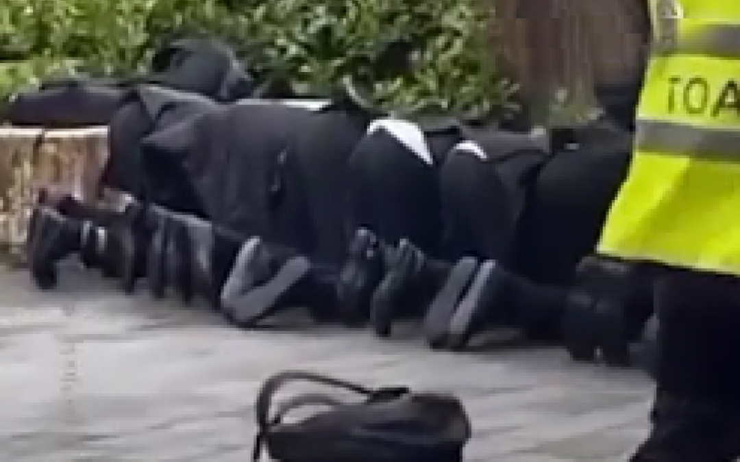 صلوها تحت المطر.. معلمة بريطانية تمنع طلابا مسلمين من الصلاة داخل المدرسة