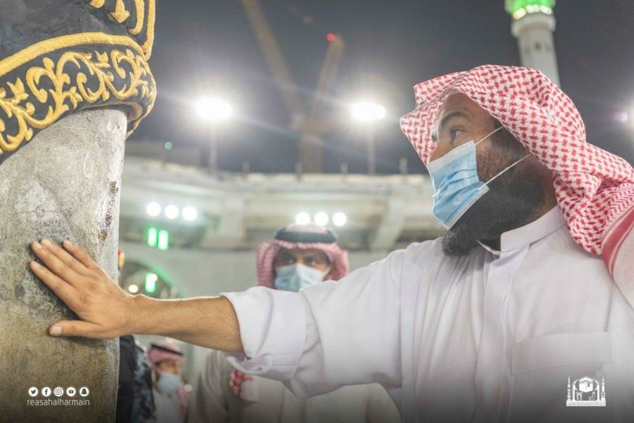 صور.. السديس يُشارك في تطييب الكعبة المشرفة