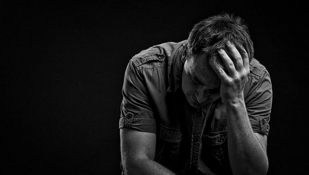 منها قلة شرب المياه.. استشاري يوضح: 5 أسباب عضوية تُعكِّر المزاج