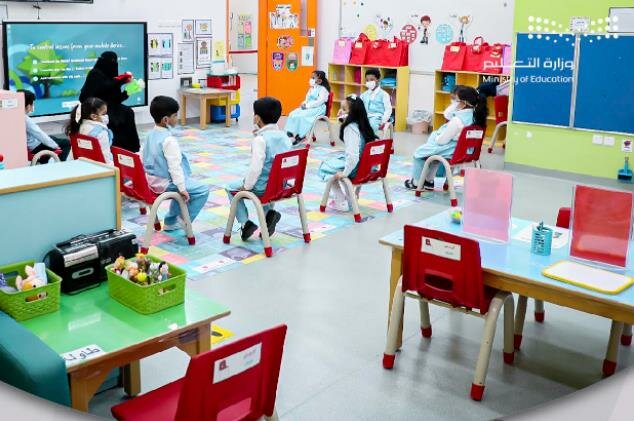 “تقويم التعليم” تمنح موظفيها إذنًا 4 ساعات لمرافقة أبنائهم الطلبة في العودة الحضورية