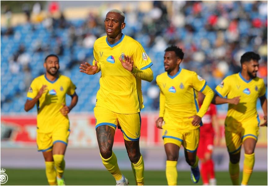 “تاليسكا” يتقدم لـ “النصر” بهدف في شوط أول أمام “ضمك”