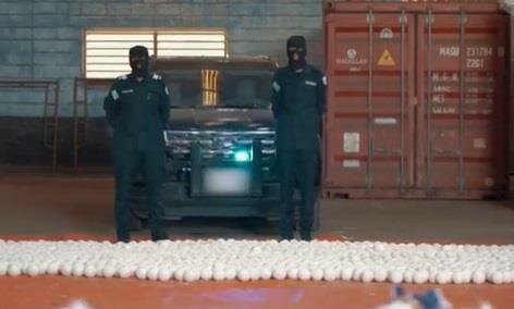 “الجمارك” تحبط محاولتي تهريب أكثر من 8 ملايين حبة كبتاجون مخبأة داخل براميل وثمار البصل