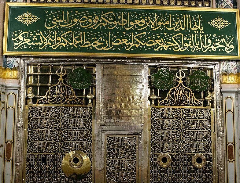 “الحج والعمرة”: زيارة قبر الرسول ﷺ مُقتصرة على الرجال فقط