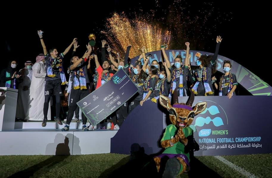 نائب وزير الرياضة يتوج فريق المملكة النسائي ببطولة دوري السيدات