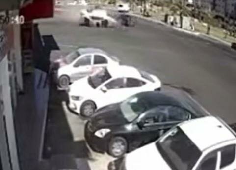 شاهد.. حـادث مروع يؤدي إلى انقلاب مركبة بعد اصطدامها بأخرى من الخلف