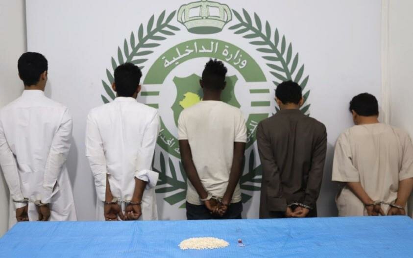 “مكافحة المخدرات” تطيح بـ5 أشخاص لترويجهم أقراصا مخدرة بجدة
