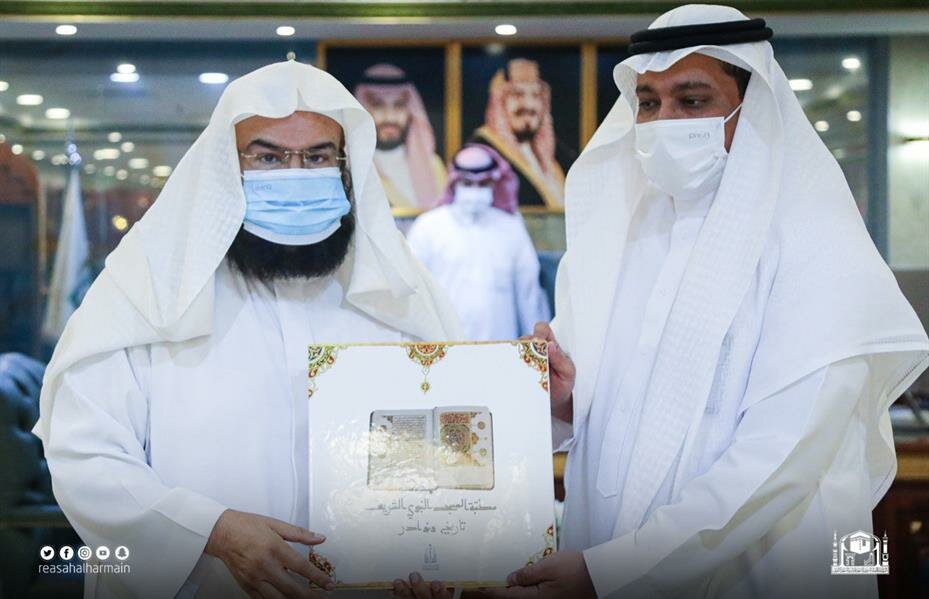 يحوي أندر المخطوطات.. “السديس” يتسلم كتاب “مكتبة المسجد النبوي تاريخ ونوادر”