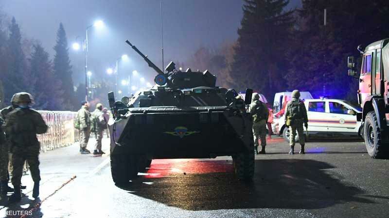 محتج كازاخستاني يقتحم مصرفاً بجرافة ويسرق الأموال (فيديو)