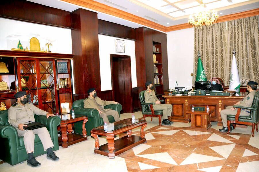 محافظ القريات يلتقي مدير الدفاع المدني بمنطقة الجوف