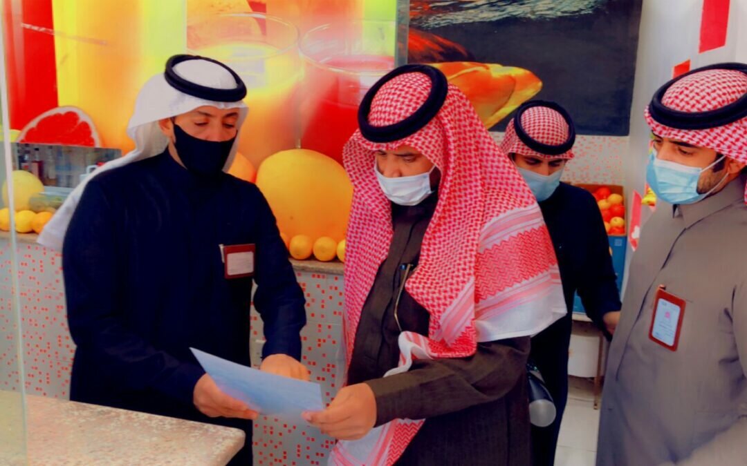 رئيس بلدية القريات يشارك الفرق الرقابية في الجولات المفاجئة