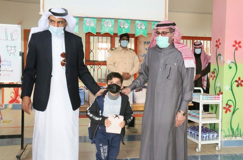 محافظ القريات يتفقد احدى مدارس المحافظه بعد عودة الطلاب حضورياً