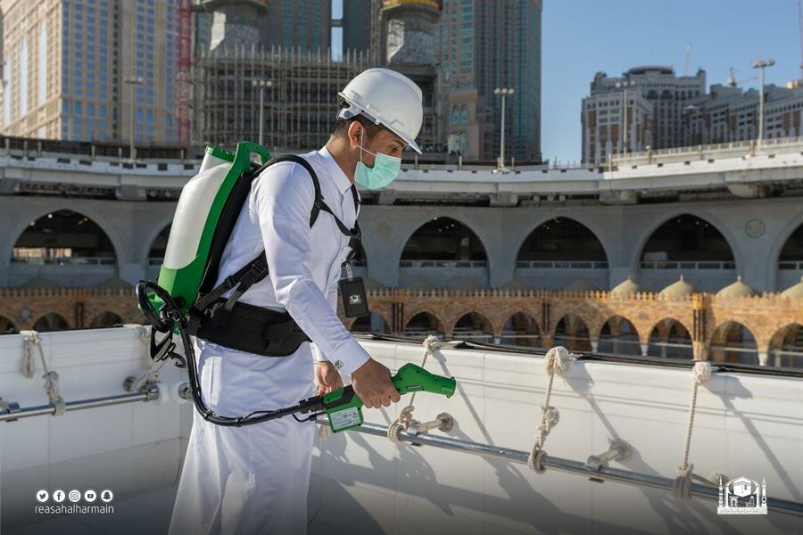 تطهير سطح الكعبة المشرفة عبر فريق وطني متخصص خلال 20 دقيقة
