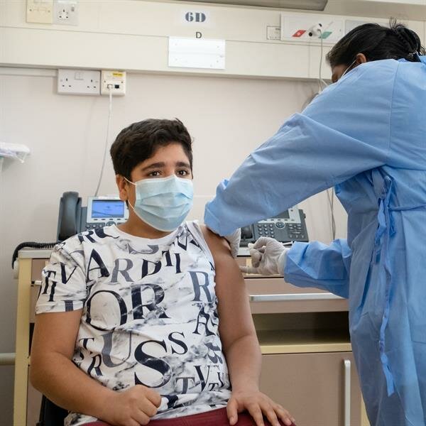 “الصحة” تنفي توفير لقاح كورونا في المدارس