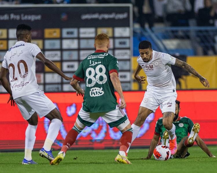 الاتفاق يتقدم بثنائية في الشوط الأول لمواجهته أمام الشباب