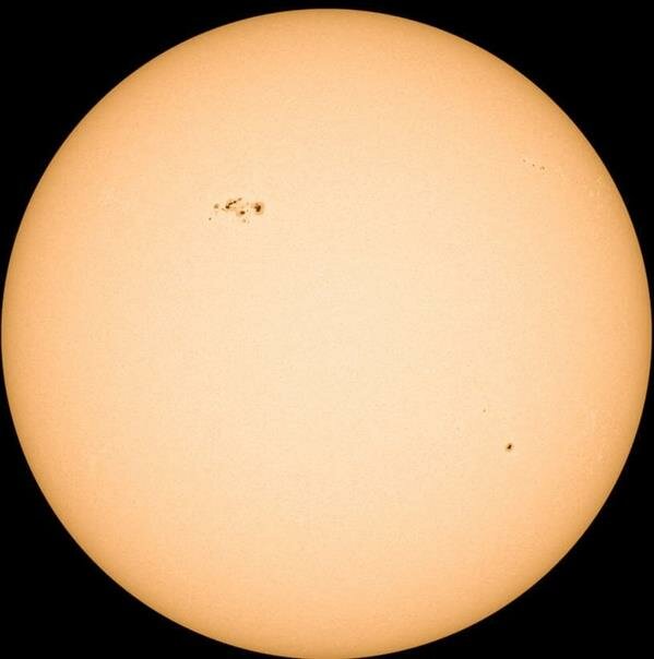 “فلكية جدة” تعلن رصد تضاعف حجم البقعة الشمسية صباح اليوم