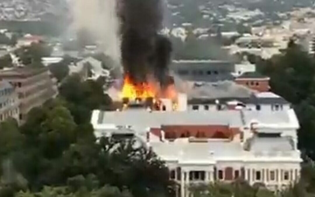 بالفيديو.. حريق يلتهم برلمان جنوب أفريقيا والنيران خارج السيطرة