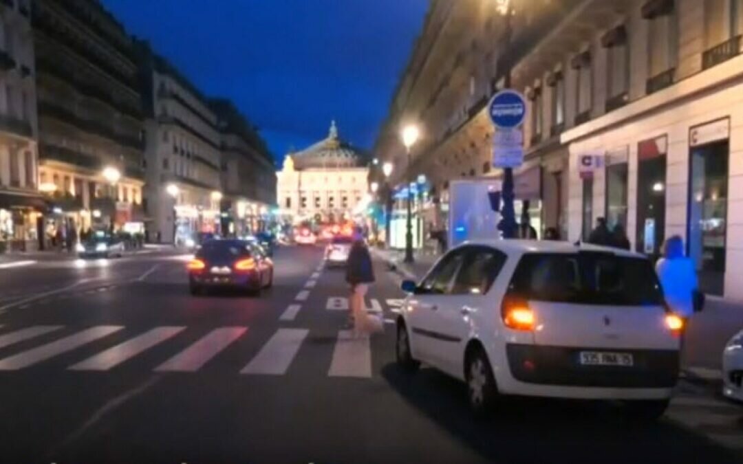 فيديو مروع .. ضرب شاب عربي بالسلاسل في فرنسا بعد عملية دهس للمهاجرين