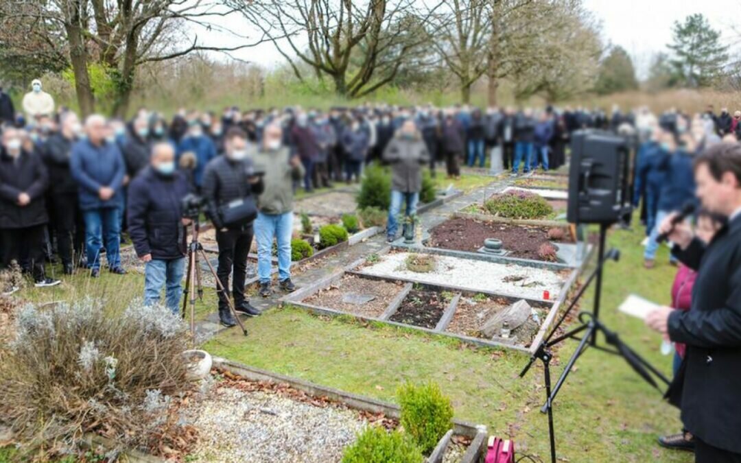 حملة استنكار واسعة.. تخريب عشرات قبور المسلمين بدولة أوربية