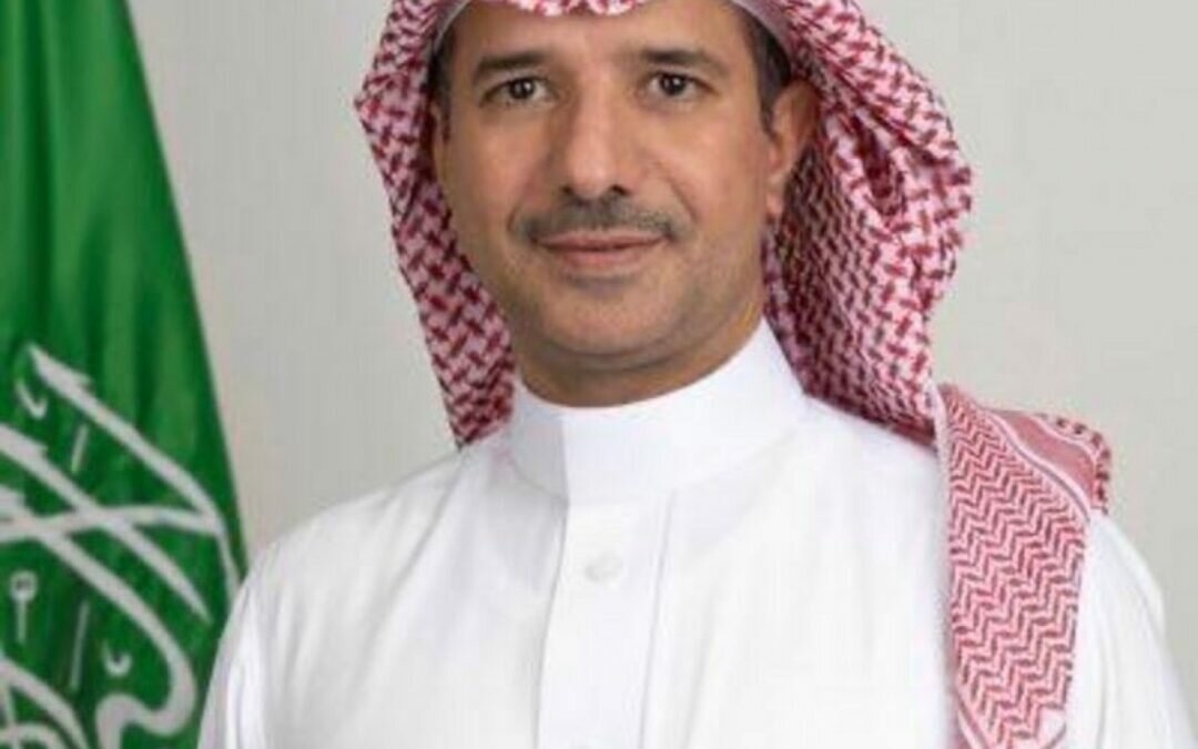 خادم الحرمين الشريفين يصدر أمرًا ملكيًا بتمديد خدمة نائب وزير الموارد البشرية