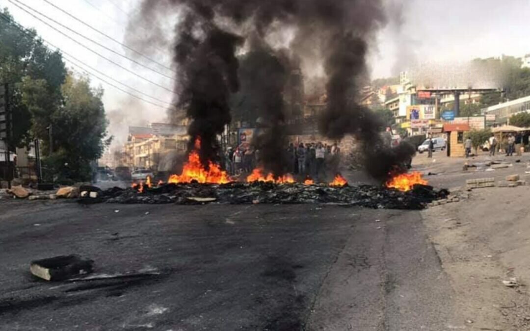 متظاهرون يقطعون الطرق بالإطارات المشتعلة في لبنان.. ما الأمر؟