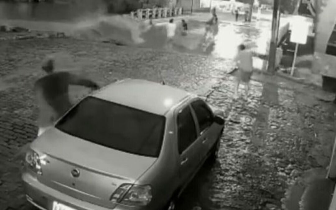 شاهد.. لحظة انهيار جسر بسبب الفيضانات في البرازيل