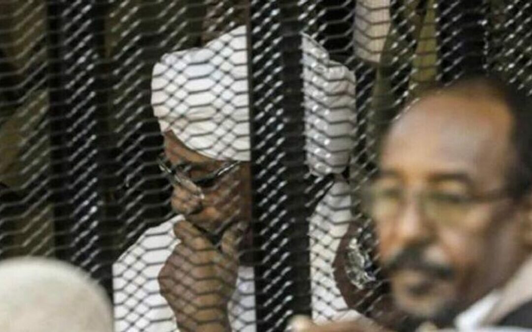 إصابة «البشير» وقيادات في نظامه بـ«كورونا» داخل محبسهم