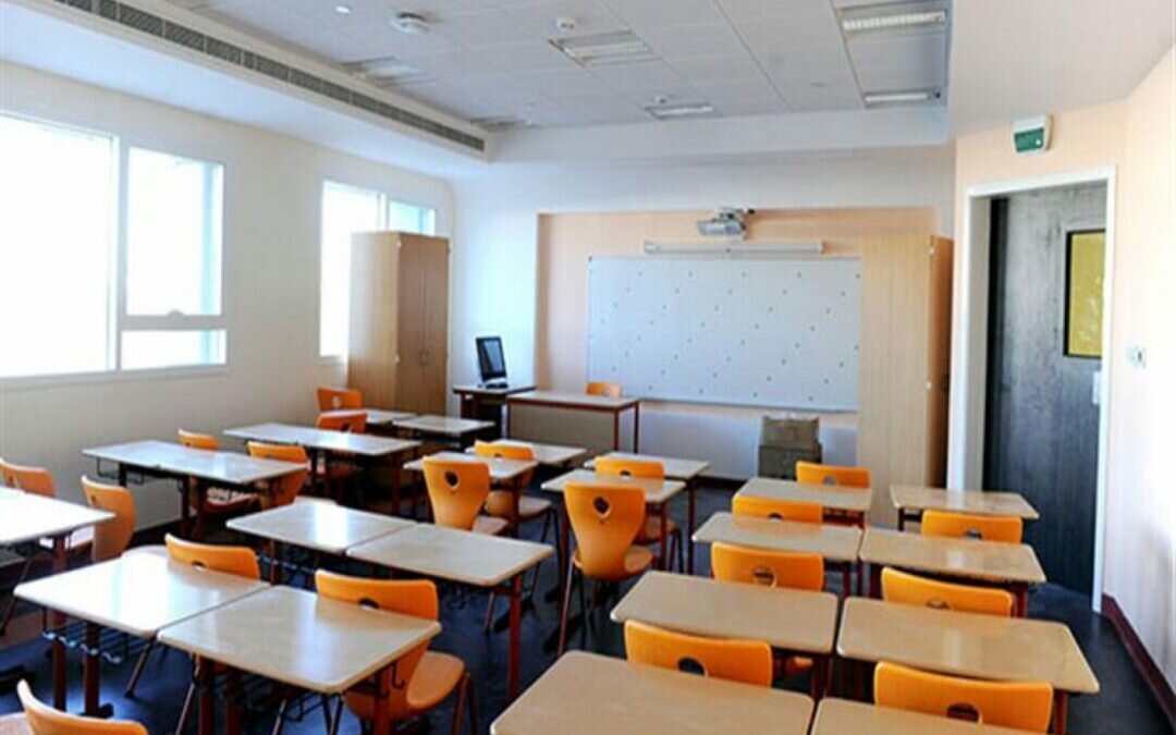 دولة عربية تعلق الدراسة.. وأرقام صادمة عن غير المطعمين