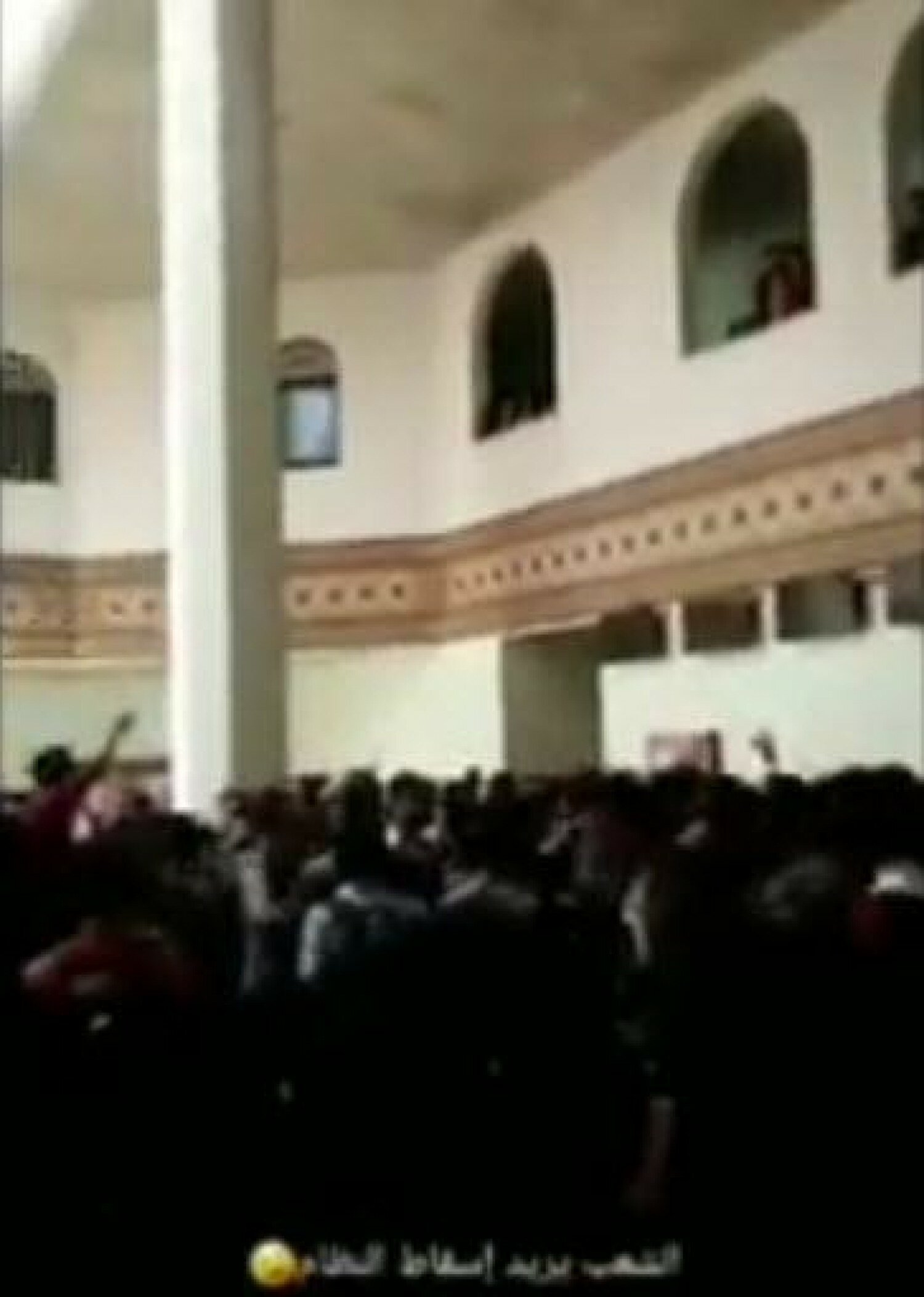 فيديو.. مليشيا الحوثي تقتحم جامعة صنعاء وتعتدي على الطلاب والطالبات