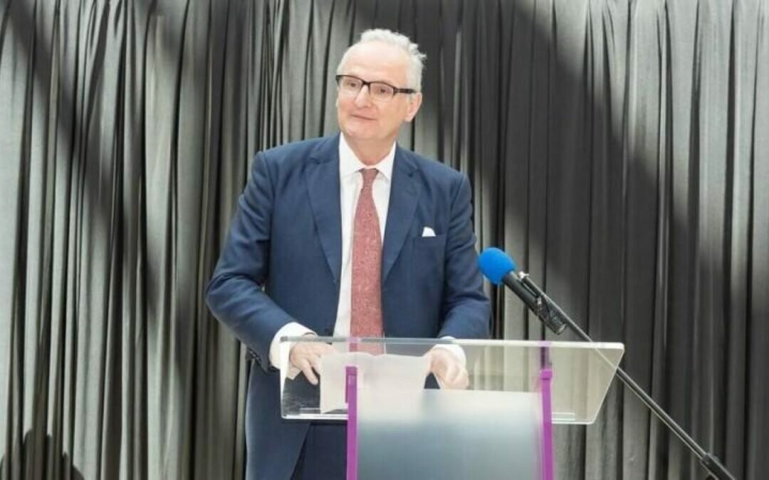 سرق أموال مساعدات كورونا.. الإطاحة بوزير في هذه الدولة