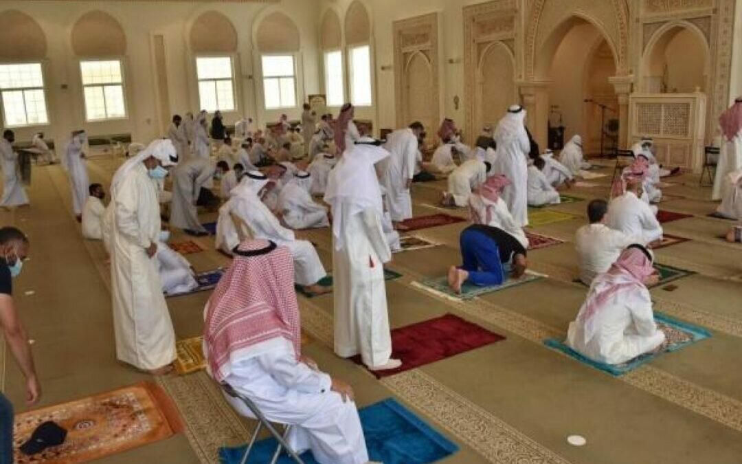 دولة خليجية تعلن عودة الصلاة للمساجد بكامل طاقتها وإلغاء التباعد