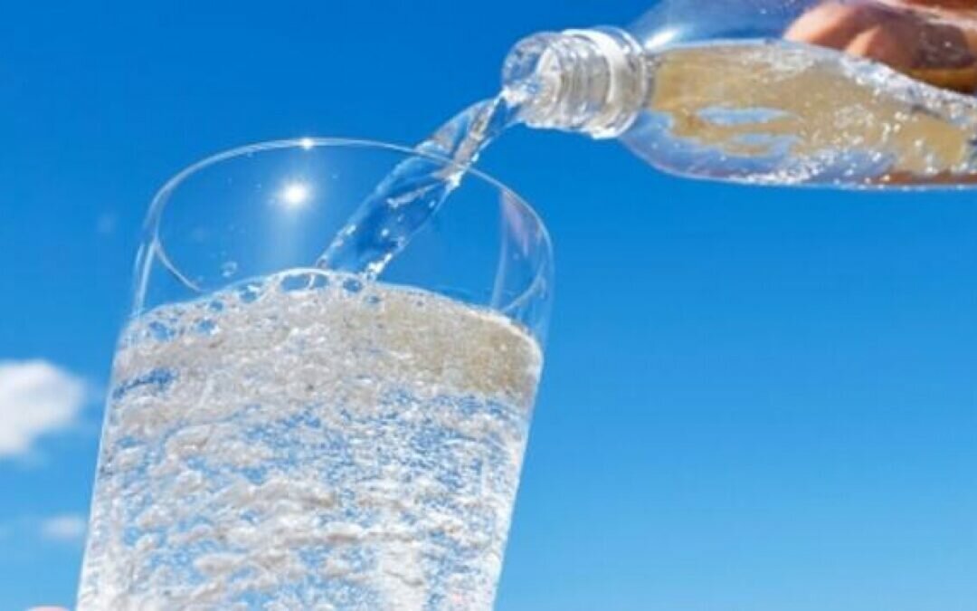 تحذير من شرب المياه الغازية أثناء تناول الطعام