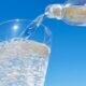 تحذير من شرب المياه الغازية أثناء تناول الطعام