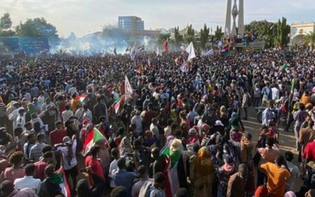 إطلاق نار واحتجاجات قرب القصر الجمهوري.. ماذا يحدث في السودان؟