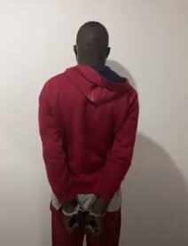 ليس بحالة طبيعية.. القبض على مقيم ظهر في فيديوهات متداولة يهدد المارة بجدة