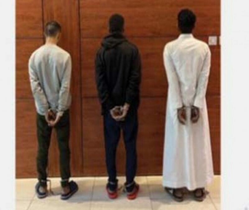 القبض على 3 أشخاص لنشلهم المارة باستخدام دراجات نارية وهوائية