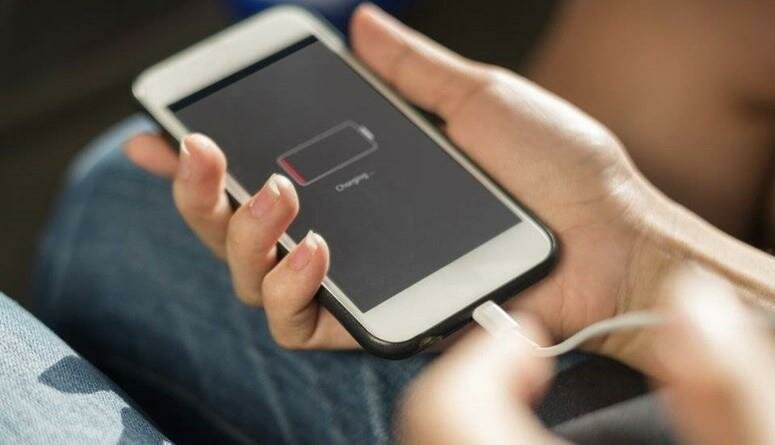 “المواصفات”: 5 نصائح لشحن الأجهزة الذكية بأمان