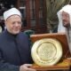 مفتي مصر يهدي وزير الشؤون الإسلامية درع دار الإفتاء لجهوده في نشر الوسطية