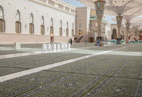 شاهد.. استبدال السجاد الأحمر في ساحات المسجد النبوي بـ12 ألف سجادة خضراء جديدة