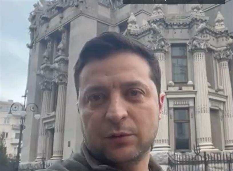 الرئيس الأوكراني في فيديو جديد من كييف: “لن نضع أسلحتنا والنصر سيكون حليفنا”