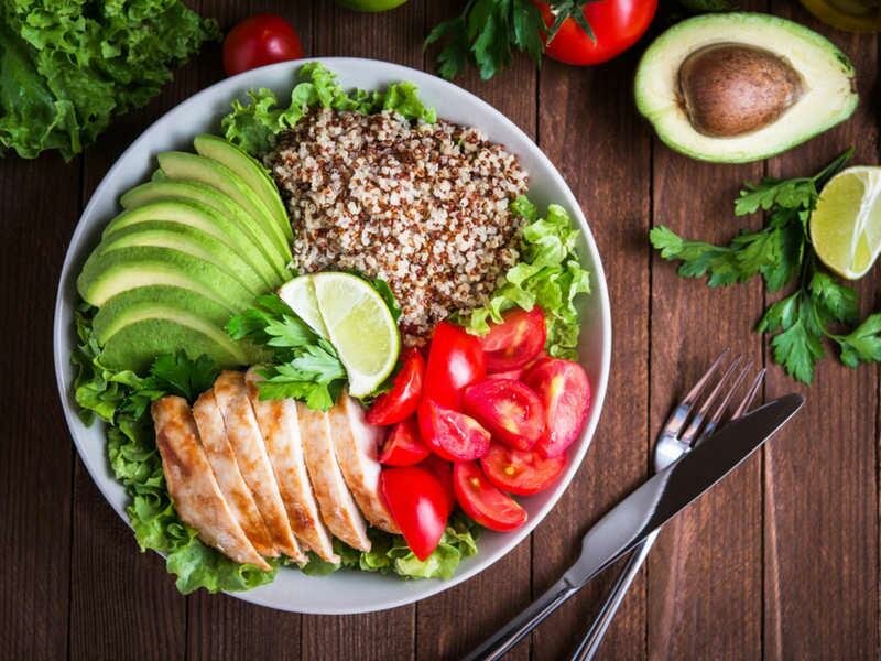 استشاري ينصح بتناول وجبات صغيرة متفرقة بدلاً من كبيرة قليلة.. ويوضح السبب