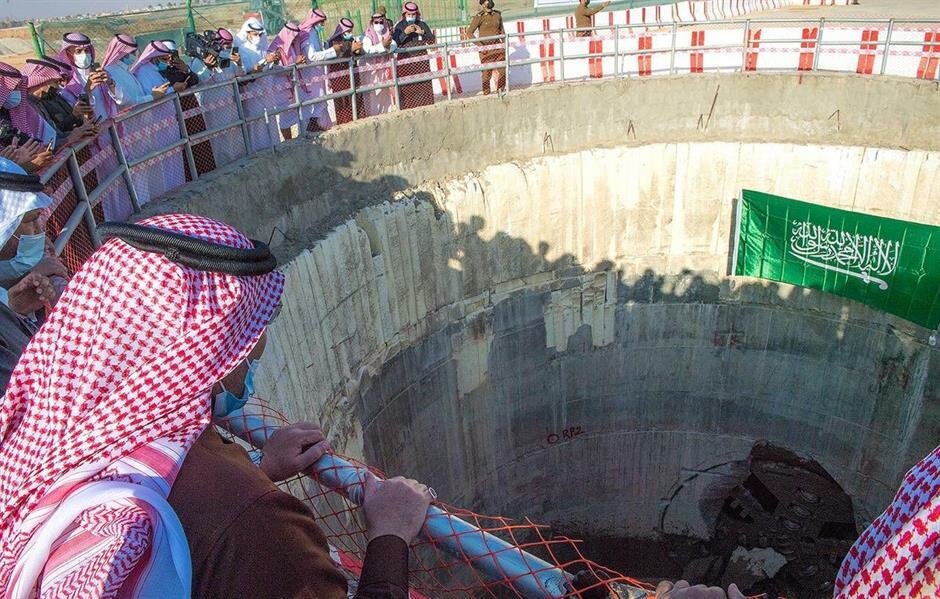 شاهد.. مراحل تنفيذ مشروع تصريف السيول بالثقب الأفقي بمنطقة القصيم