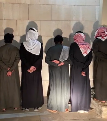 شرطة الرياض تطيح بـ 6 مواطنين تورطوا في مشاجرة جماعية بمكان عام (فيديو)