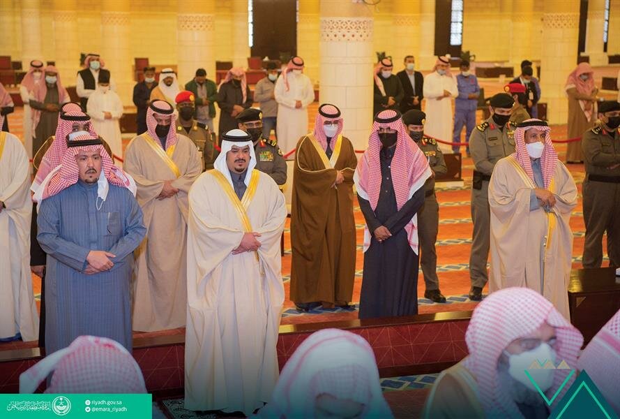 نائب أمير الرياض يؤدي صلاة الميت على الأمير فيصل بن خالد بن فهد بن ناصر