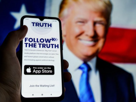 تعرف على أولى تغريدات “ترامب” عبر منصته الجديدة على موقع التواصل “تروث”