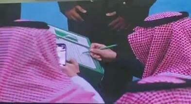 شاهد.. وزير الداخلية يوقع وثيقة تدشين الجواز الإلكتروني الجديد