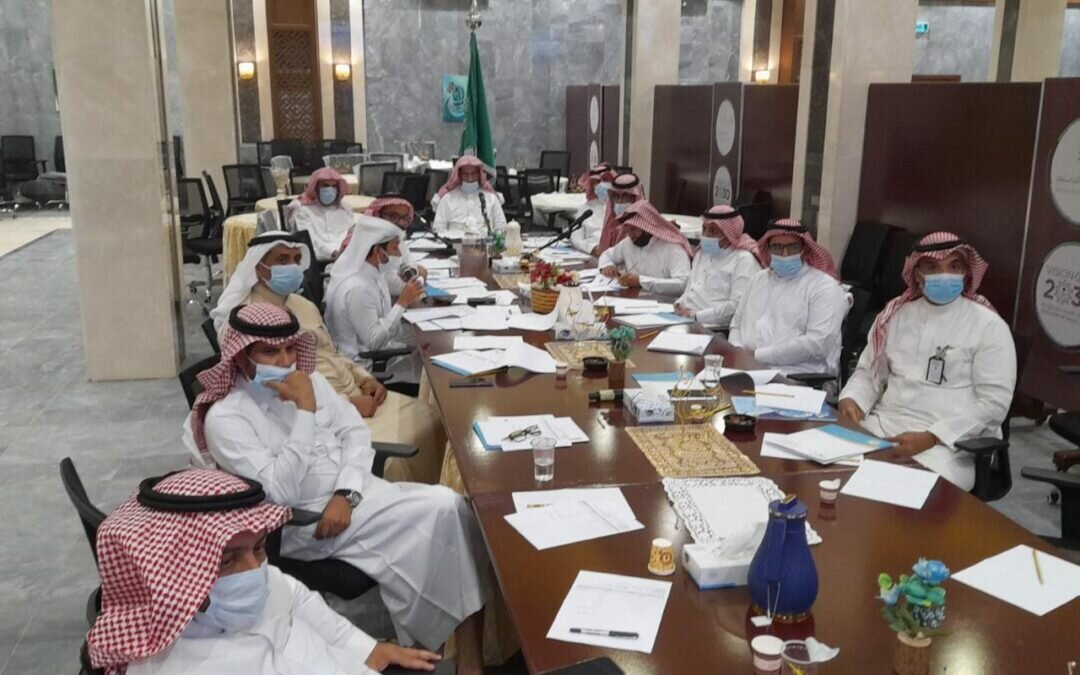 تعزيز المهارات الأساسية والاختبارات المحاكية والبيئة المدرسية على طاولة المجلس التعليمي بتعليم الليث