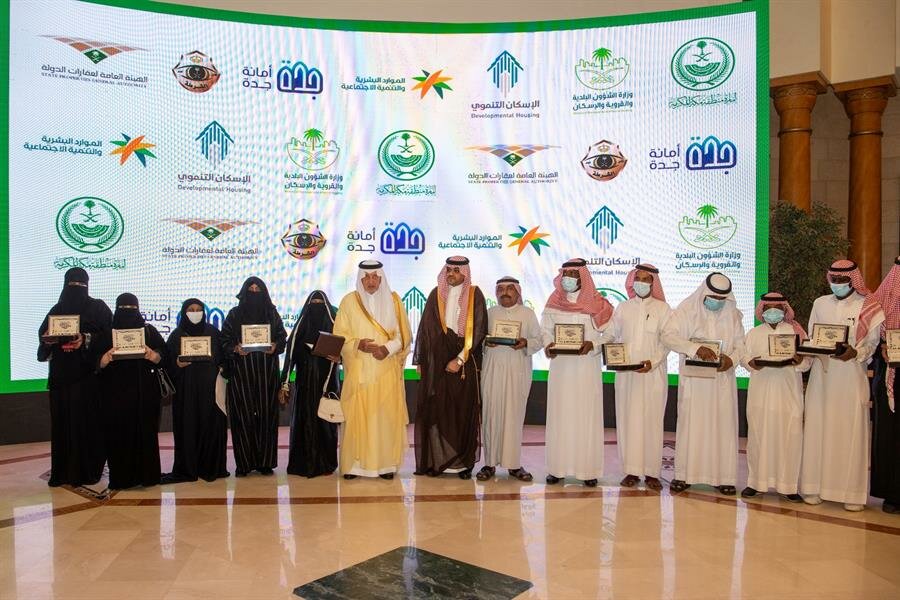 أمير مكة يُسلّم عددًا من سكان الأحياء العشوائية وحداتهم السكنية الجديدة