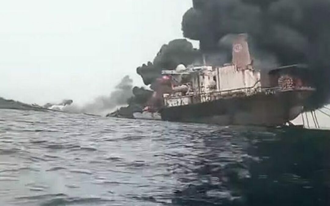 شاهد.. انفجار وحريق مدمر على متن سفينة نفطية