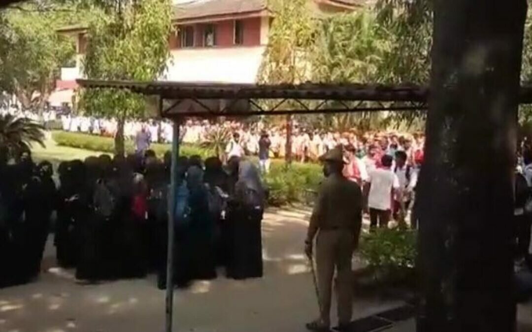 صرخت بأعلى صوتها «الله اكبر».. منع طالبة «مسلمة» من دخول الجامعة في «الهند»